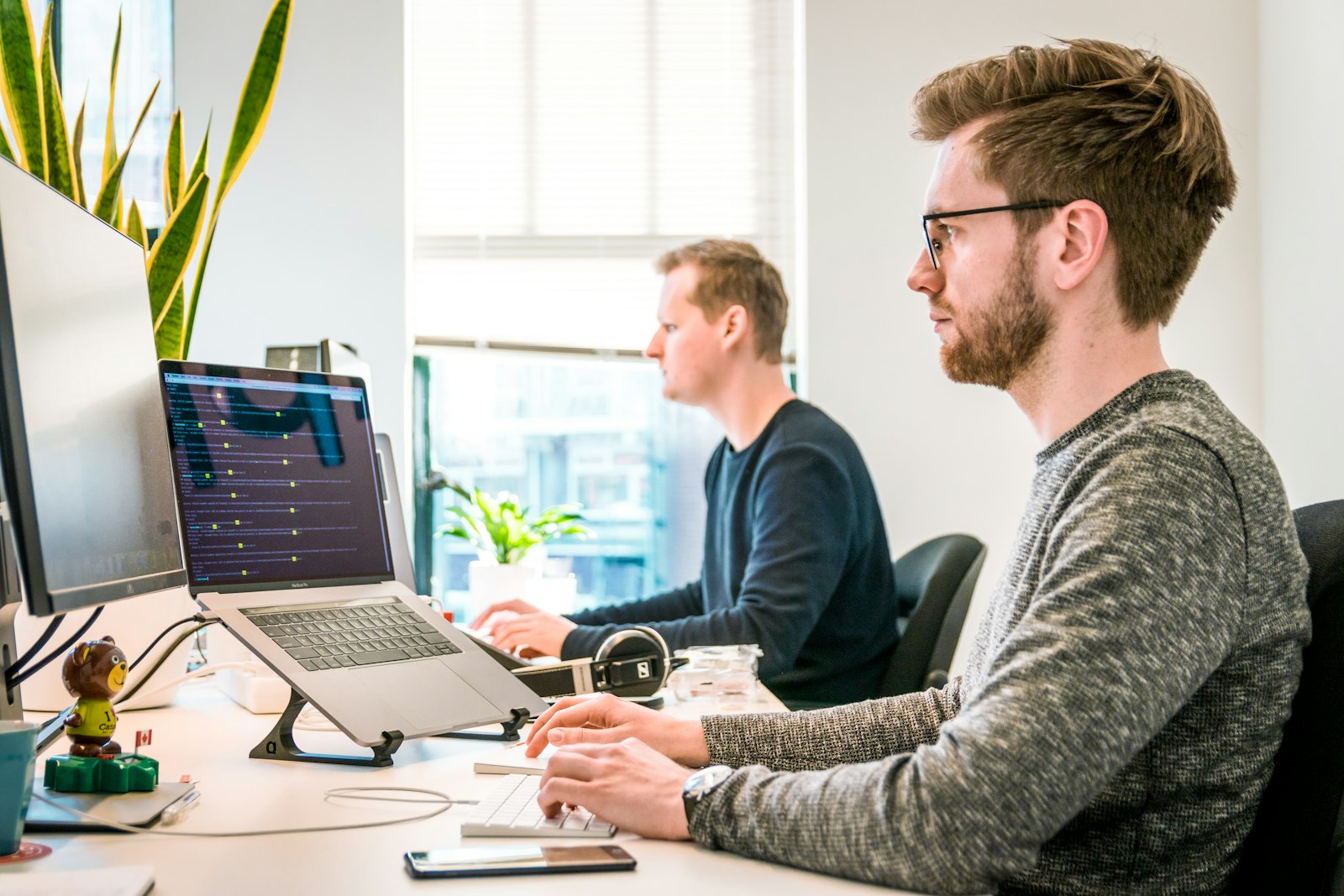 DeskTrust Dashboard - Team monitoring in action
